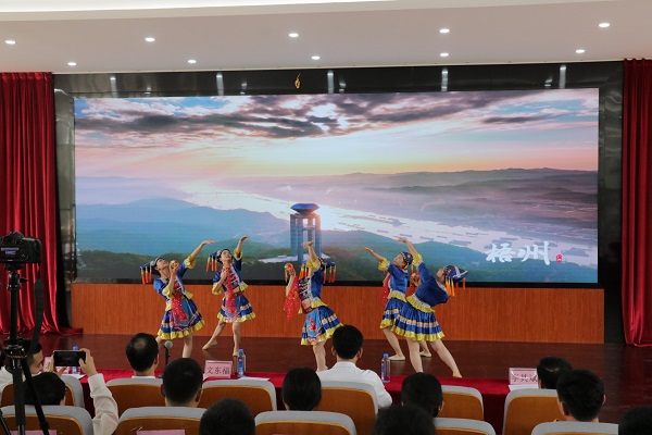 3.沙巴足球app下载(中国)有限公司表演民族舞蹈《铜鼓声声舞八桂》.jpg